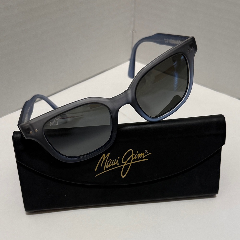 Maui Jim Shore Break MJ 822 Polarized Blue and Charcoal Sunglasses like new